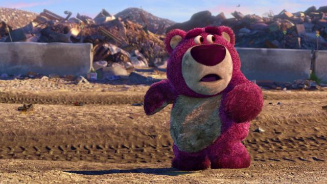 La réplique en peluche de l'ours Lotso dans Toys Story 3
