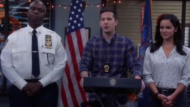 J. Crew Brossé en Flanelle, Chemise à Carreaux dans la Marine de Sable porté par Jake Peralta (Andy Samberg) dans Brooklyn Nine-Nine (S05E04)