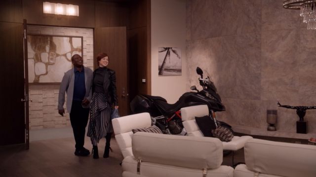 Diane von Furstenberg Falda Midi Asimétrica Drapeada usada por Kimmy Schmidt (Ellie Kemper) en Unbreakable Kimmy Schmidt (S04E09)