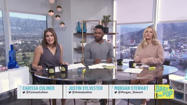 ASTR le Côté de l'Étiquette de Cravate Combinaison portée par Carissa Loethen sur E! News Quotidiennes, Des Pop