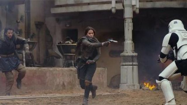 The replica of the Blaster A180 of Jyn Erso (Felicity Jones) in Rogue One : A Star Wars Story