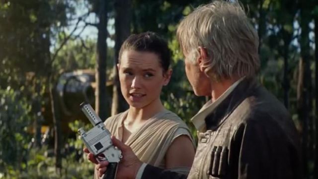 La réplique du Blaster NN14 que Han Solo (Harrison Ford) donne à Rey dans Star Wars VII : Le réveil de la force