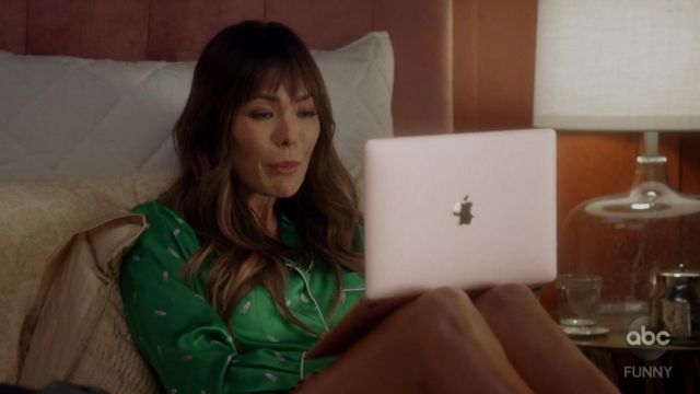 Olivia Von Halle Alba soie ensemble de pyjama en vert porté par Camille (Lindsay Price) en divisant Ensemble (S02E12)