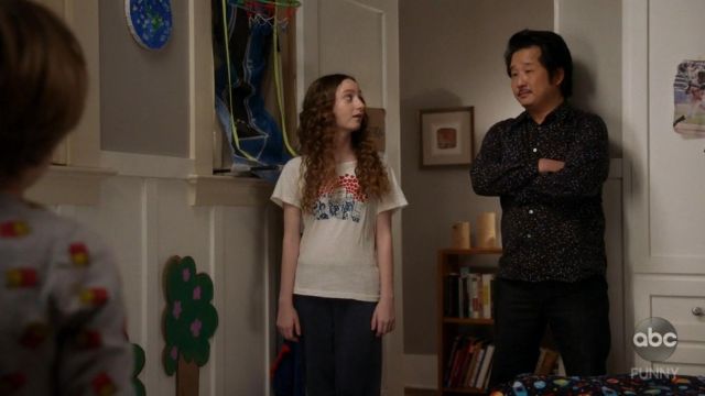 RE/DONE Sisters of the World Printed Cotton T Shirt worn by Mae (Olivia Keville) in Splitting Up Together (S02E12)