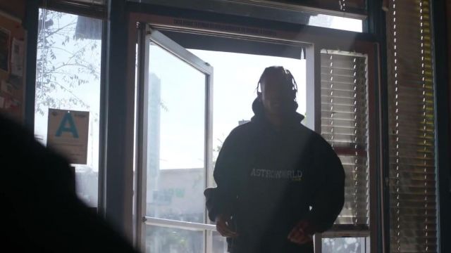 The sweatshirt hoody Astroworld Travis Scott in the clip Mile High James Blake feat. Travis Scott and Metro Boomin