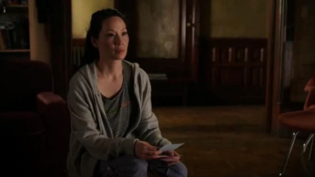 Maison Scotch Feather printed sleeveless tshirt worn by Dr. Joan Watson (Lucy Liu) in Elementary (S02E24)