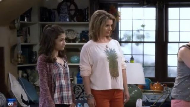 Wildfox Graphic Printed Long Sleeve Pullover worn by Kimmy Gibbler (Andrea Barber) in Fuller House (S02E05) (S02E05)