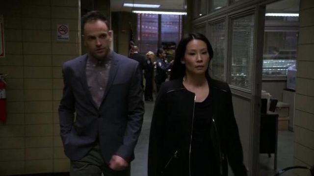 Zara Manteau Zippé avec Col Rond porté par le Dr Joan Watson (Lucy Liu) dans le Primaire (S03E14)