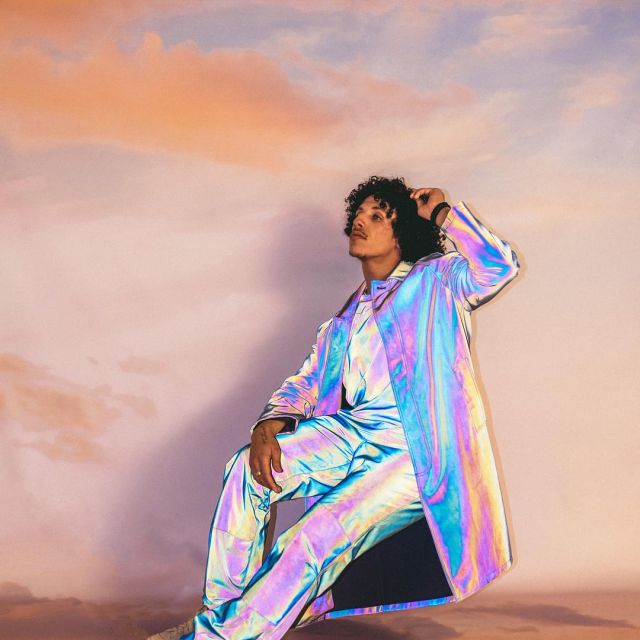 The pants holographic R-Nation worn by Rilès on his account Instagram