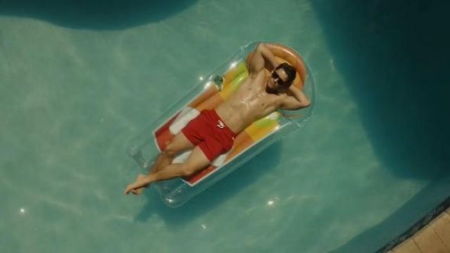 The short red bathing suit of Dick Grayson (Brenton Thwaites) in the Titans S01E11