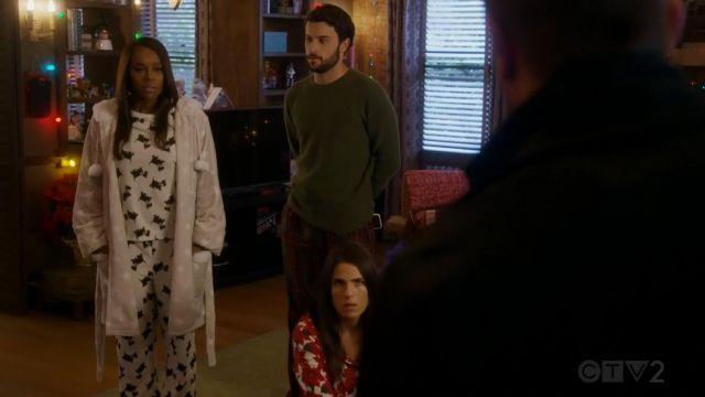 The robe PJ Salvage Michaela Pratt (Aja Naomi King) in Murder S05E13