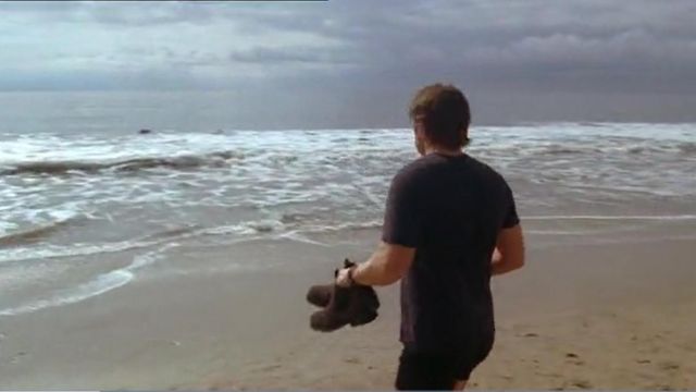The boots of Hank Moody (David Duchovny) in Californication S01E01