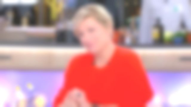 The pull orange-red of Anne-Elisabeth Lemoine in C to you of the 14/02/2019