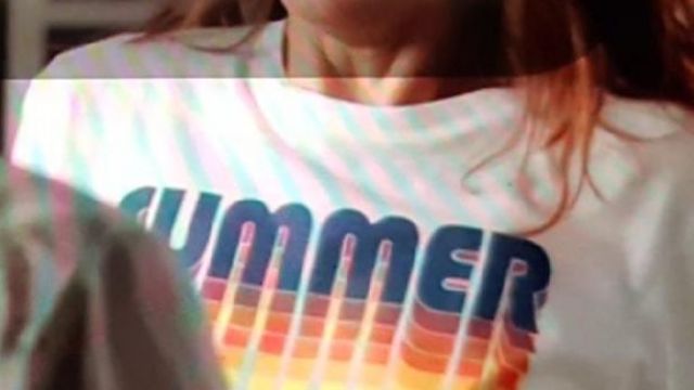 Le t-shirt "Summer" porté par Sam (Natacha Lindinger) dans la série Sam (s03e05)