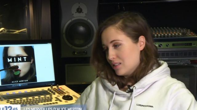 The hoody Alice Merton in The 12:45 to M6 of the 16/02/2019