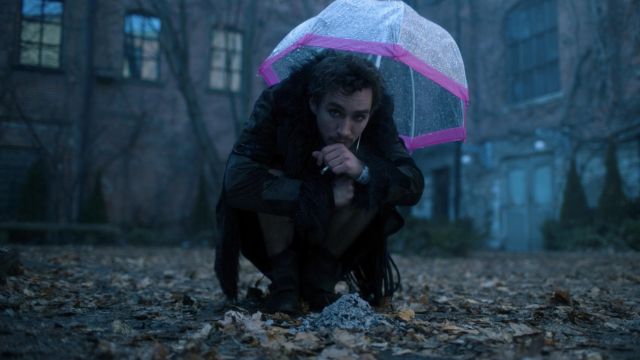 Le parapluie transparent et rose de Klaus (Robert Sheehan) dans The Umbrella Academy S01E01