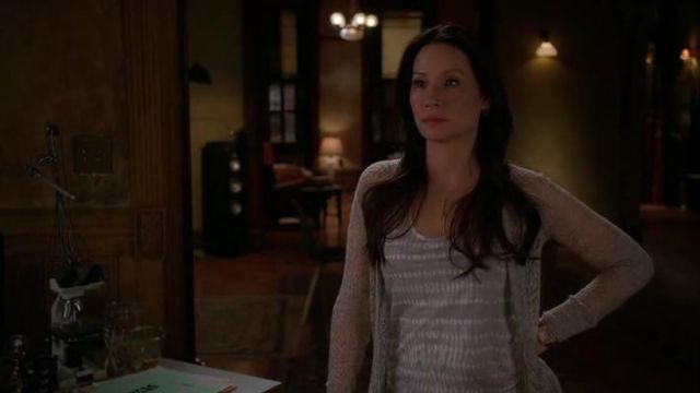 Chaleco All Saints Tigris Edge usado por la Dra. Joan Watson (Lucy Liu) en Primaria (S03E23)