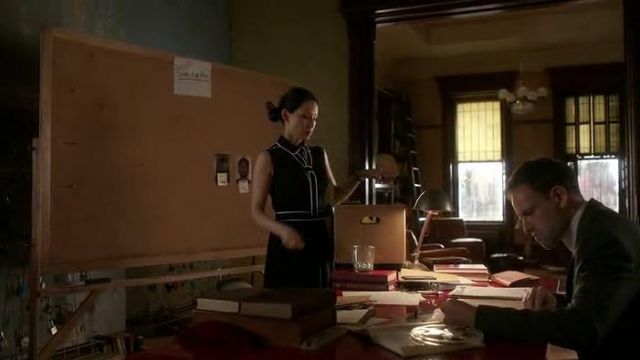 Boutique Moschino Détail de la Proue habit porté par le Dr Joan Watson (Lucy Liu) dans le Primaire (S04E14)