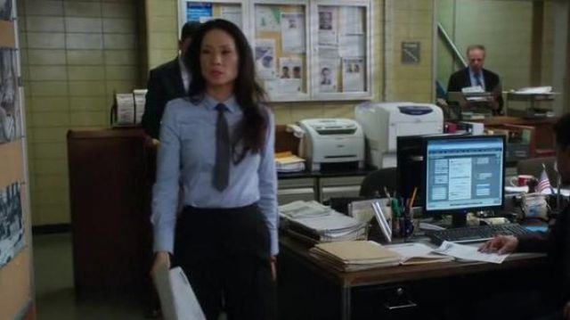 Zara Base Popeline Shirt porté par le Dr Joan Watson (Lucy Liu) dans le Primaire (S04E23) (S04E23)