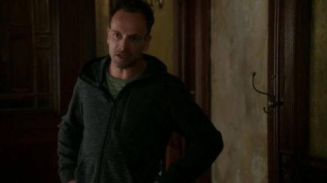Dry StretchUniqlo  Zip Up Hoodie in Dark Grey worn by Sherlock Holmes (Jonny Lee Miller) in Elementary (S05E03)