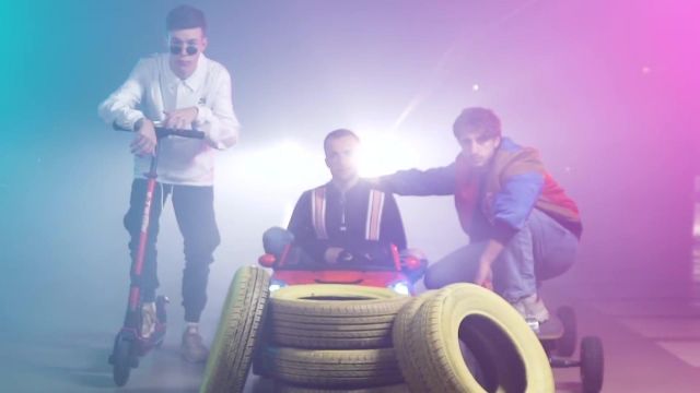 Le pull bleu à rayures de Squeezie dans la vidéo Freestyle de potes