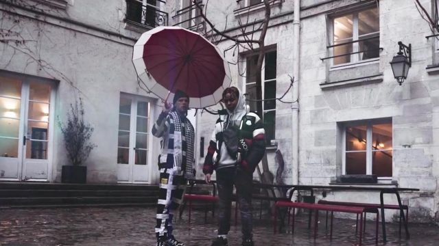 Le parapluie Blanc et Rouge de Orelsan dans son clip Tout ce que je sais feat. YBN Cordae