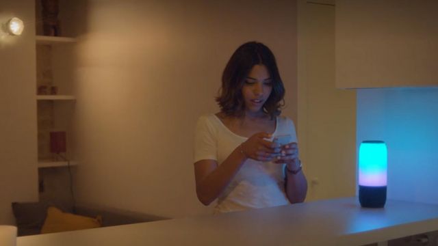 The JBL is used by Elsa (Zita Hanrot) in Plan the Heart S01E08
