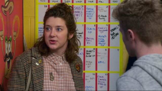 L'écusson "Peace and Love" porté par Nonnie Thompson (Kimmy Shields) dans Insatiable (S01E12)