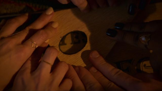 La bague cœur portée par Patty Bladell (Debby Ryan) dans Insatiable (S01E09)