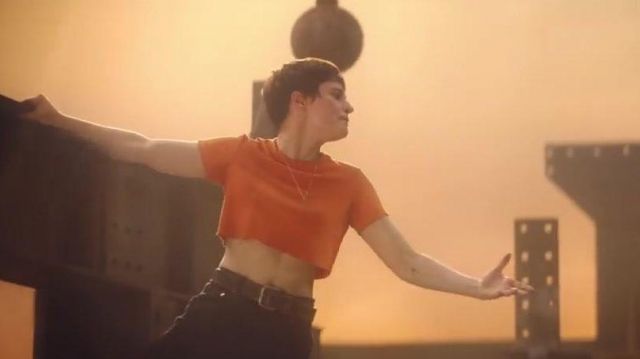 Le crop top orange de Christine and the Queens dans le video clip Girlfriend (feat. Dâm-Funk) de Chris and the Queens