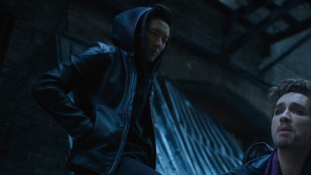 The leather jacket hoody Ben Hargreeves (Justin H. Min) in Umbrella Academy S01E03