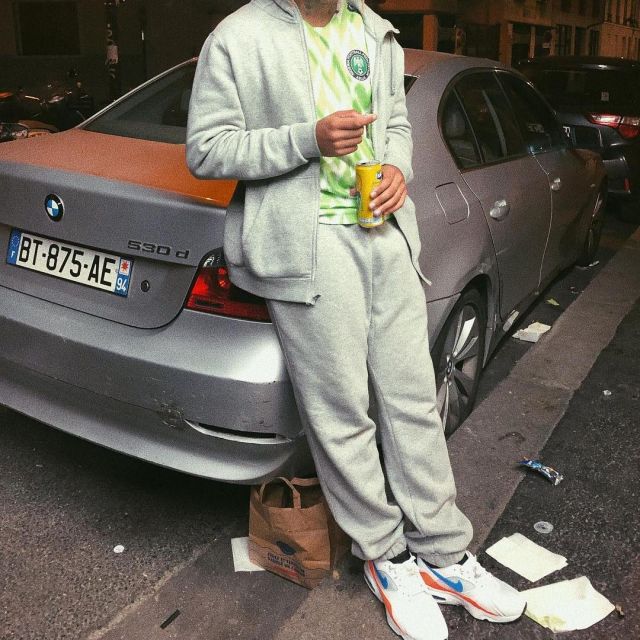Le bas de survêtement gris Nike de Zola sur son compte Instagram