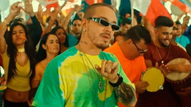 The t-shirt of J Balvin in her video clip Positivo