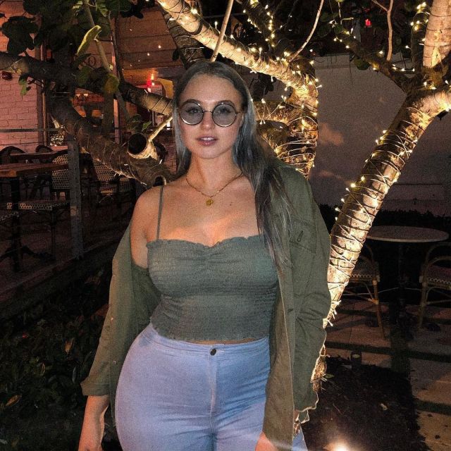 The Top Olive Worn By Iskra Lawrence On His Account Instagram Iskra Spotern 0180