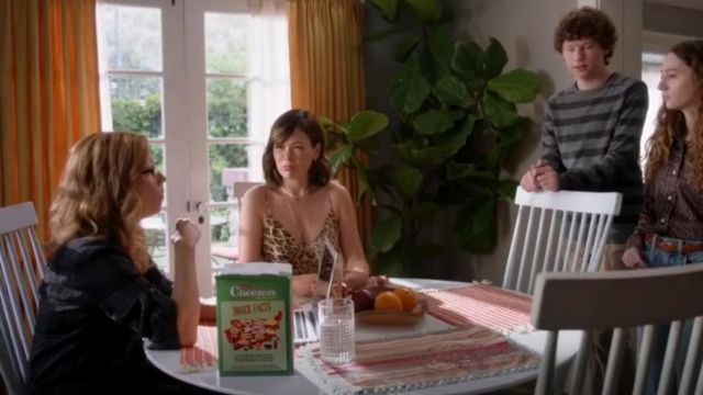 Marco Leopard Print Silk Camisole usado por Camille (Lindsay Price) en Splitting Up Together (S02E14)