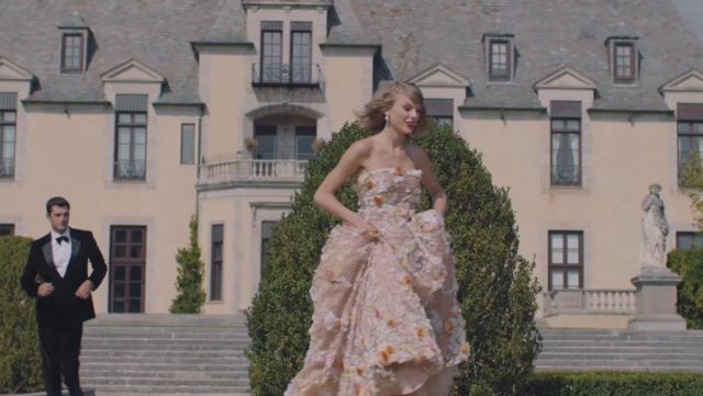 La robe portée par Taylor Swift dans son clip Blank Space