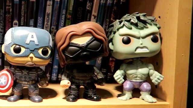 The figurine Funko Pop! of the Hulk in The Avengers of Modzii in his video THE biggest COLLECTION OF FIGURINES POP! OF FRANCE !