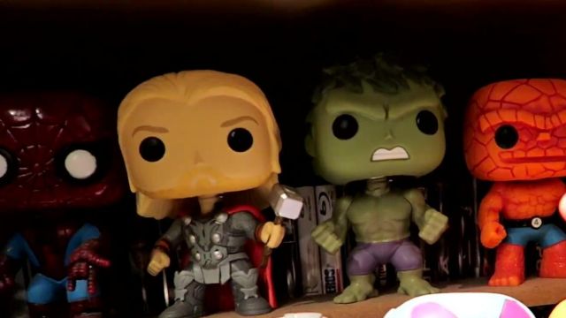 The figurine Funko Pop! Thor in The Avengers of Modzii in his video THE biggest COLLECTION OF FIGURINES POP! OF FRANCE !