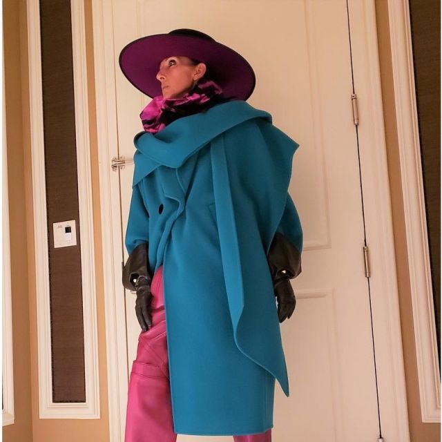 Le manteau à capuche de Céline Dion sur le compte instagram de @celinedion (dispo en rouge)