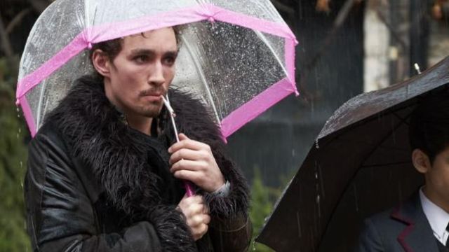 El borde rosa paraguas transparente de Klaus Hargreeves (Robert Sheehan) en The Umbrella Academy S01E01