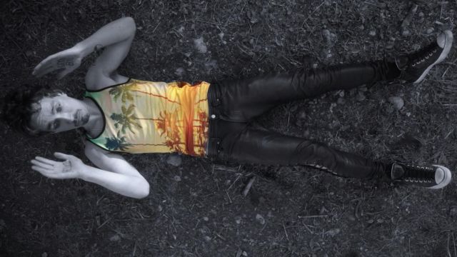 La camiseta sin mangas de palma usada por Klaus Hargreeves (Robert Sheehan) en The Umbrella Academy S01E07