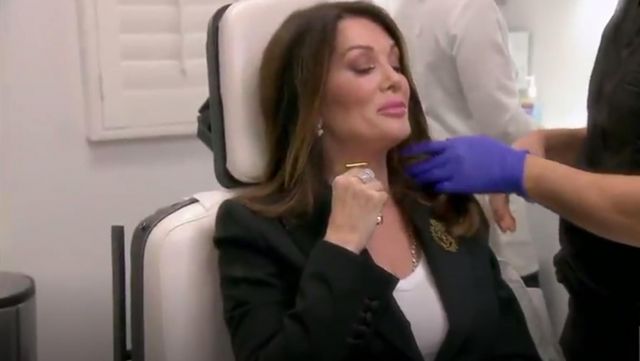 Dolce & Gabbana Logo Brodé Blazer porté par elle-Même (Lisa Vanderpump) Au Real Housewives de Beverly Hills (S09E02)