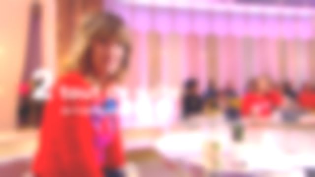 The sweater in geometric motif of Daphne Bürki in I love you etc... the 06/03/2019