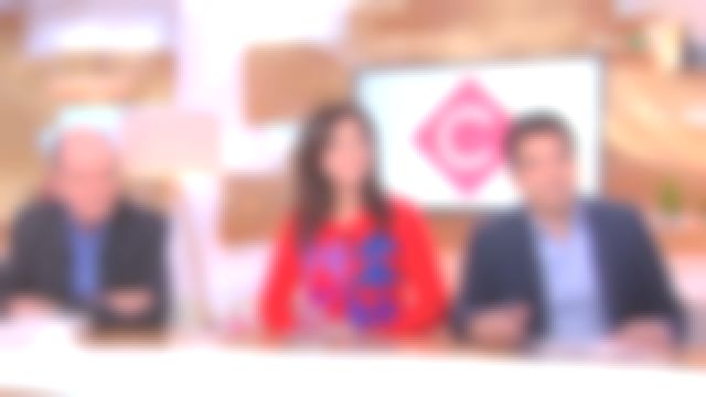 Le pull rouge à motifs géométriques de Marion Ruggiéri dans C à vous