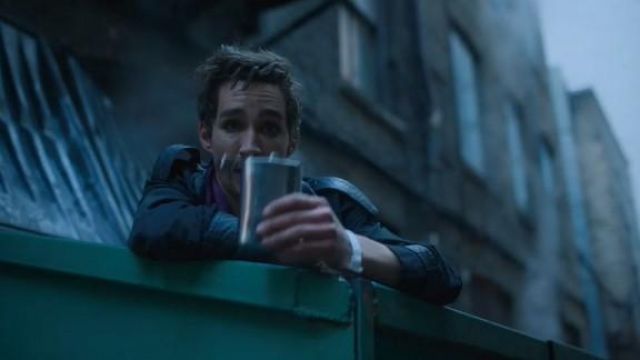 La flasque argentée de Klaus Hargreeves (Robert Sheehan) dans The Umbrella Academy S01E03