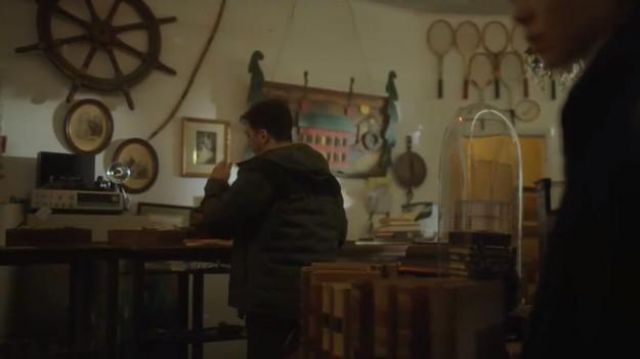 The steering wheel of a wooden boat seen in the store of furniture and wooden object in The Umbrella Academy S01E03