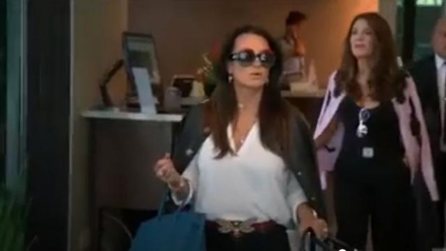 Gucci Bee Embellished Web Belt usado por ella misma (Kyle Richards) en The Real Housewives of Beverly Hills (S08E01)