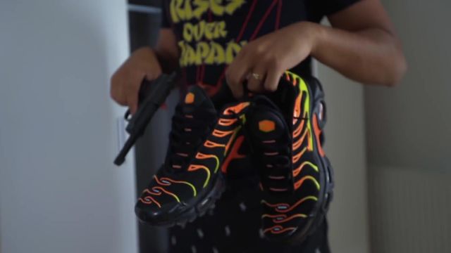 Les sneakers portées par Zola dans son clip Bernard Tapie