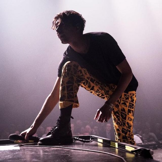 Le pantalon imprimé Obey porté par Georgio lors de son live à Rouen le 07/03/2019 sur le compte Ins­ta­gram @Geor­gioxv3