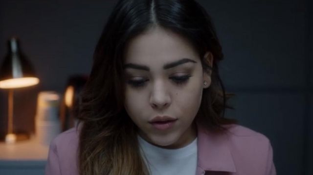 Rose blazer veste portée par Lu (Danna Paola) comme on le voit dans l'Élite S01E04
